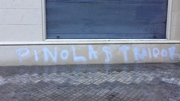 Pintadas en el colegio de la hija de Pinola en Rosario por su inminente pase a River