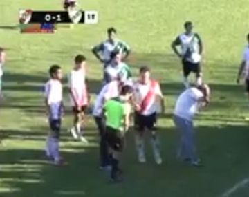 El momento en que Cardozo es golpeado por el mate