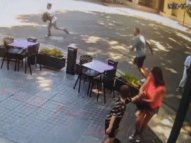 Salidera bancaria en Lanús: motochorros le robaron un millón y medio de pesos a un joven