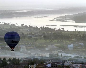 Mueren 19 turistas al caerse un globo aerostático en Egipto