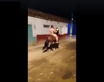 Una pareja se paseó en un caballo por las calles de Urrao, en Antioquia, desnuda