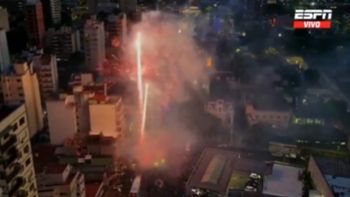 locura en avellaneda: la multitudinaria llegada del micro de racing antes del duelo decisivo ante flamengo locura en avellaneda: la multitudinaria llegada del micro de racing antes del duelo decisivo ante flamengo