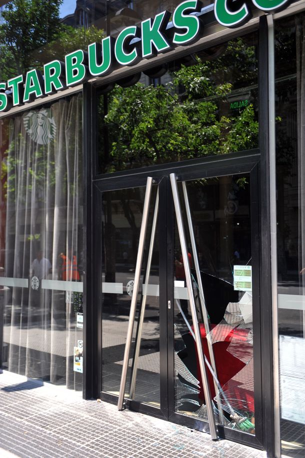 Hubo destrozos en el Café Tortoni y otros bares porteños