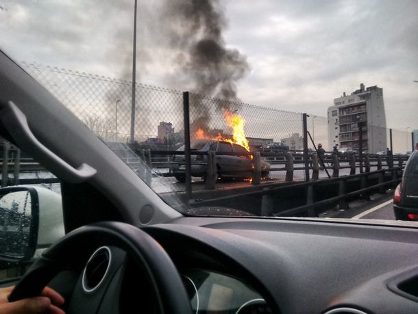 Se incendió un auto en plena autopista Buenos Aires-La Plata