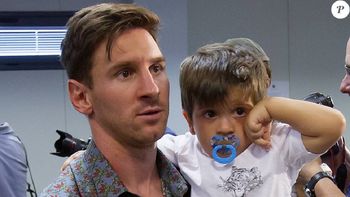 pura ternura: messi le ensena a nadar a thiago en bahamas pura ternura: messi le ensena a nadar a thiago en bahamas