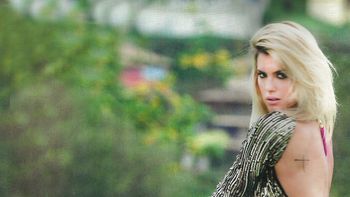 maria del cerro y una sensual sesion de fotos con su novio maria del cerro y una sensual sesion de fotos con su novio