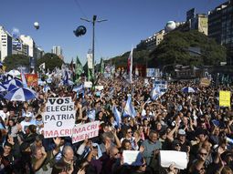 Los manifestantes se acercaron a la 9 de Julio con leyendas como Patria o Macri