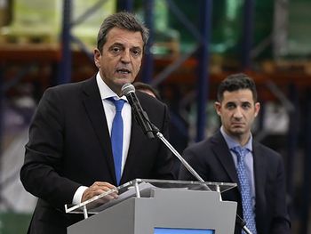 Massa pidió investigar posibles maniobras en la compra de bonos de deuda extranjera
