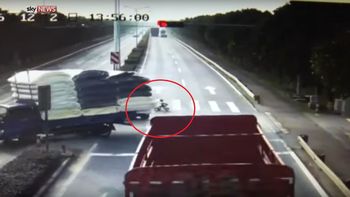 Un nene fue atropellado por un camión y se salvó de milagro Un nene fue atropellado por un camión y se salvó de milagro