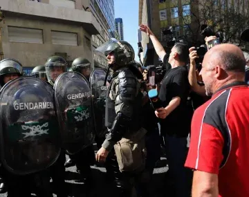 ¡Estamos trabajando!: la furiosa respuesta de un periodista ante la represión policial