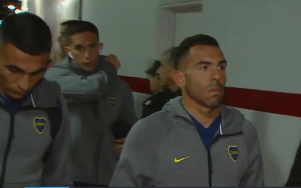 VIDEO: Tevez, al banco y con cara de perro en el Superclásico