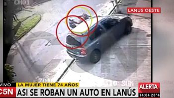 video: violento asalto a una mujer mayor para robarle el auto video: violento asalto a una mujer mayor para robarle el auto