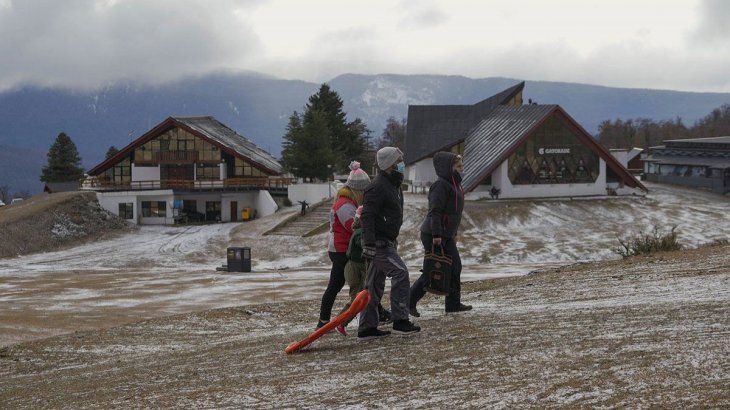 Neuquén: en medio del frío polar, no pueden abrir la temporada de esquí por falta de nieve