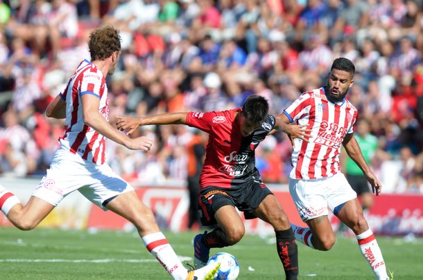 Hinchas de Colón fueron a burlarse a la casa de Emanuel Brítez tras el clásico