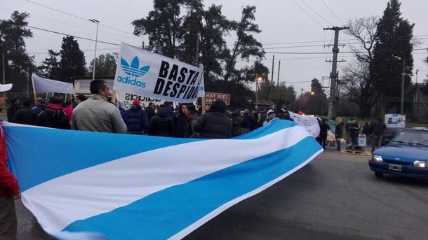 Ahora llega el zapatillazo: trabajadores de Adidas regalarán 2 mil pares
