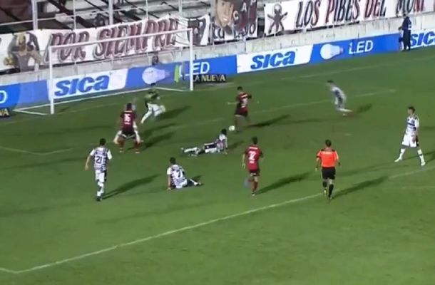 Joel Amoroso tuvo el gol en sus pies pero lo desperdició.