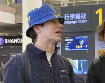 Colapinto ya llegó a China con un piluso de Boca y revolucionó en los fans