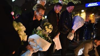 Los integrantes de U2 dejando flores en Le Bataclan. (Foto: Getty) Los integrantes de U2 dejando flores en Le Bataclan. (Foto: Getty)