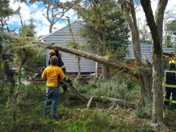 desastre en ushuaia por un fuerte temporal de viento desastre en ushuaia por un fuerte temporal de viento