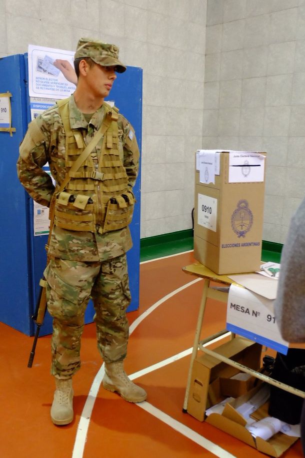 Macri habilitó a votar a policías y miembros de las FF.AA. que custodien las PASO