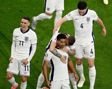 Inglaterra sufrió mas de la cuenta pero le ganó 1-0 a Serbia en el debut