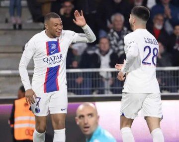 Con dos goles de Mbappé