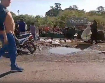 Corrientes: volcó un camión con gaseosas y vecinos se llevaron toda la mercadería