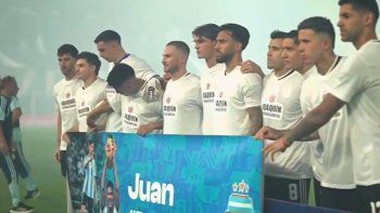 los jugadores de la seleccion homenajearon a juan foyth y joaquin panichelli los jugadores de la seleccion homenajearon a juan foyth y joaquin panichelli