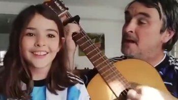 Pauli y su papá compusieron una canción para la Selección Argentina que se volvió viral.