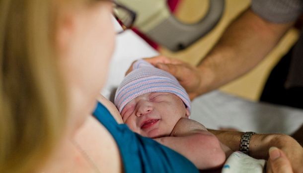 Nació el primer bebé de una mujer que recibió un trasplante de útero