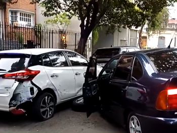 Un conductor se quedó dormido y chocó dos autos estacionados en Flores