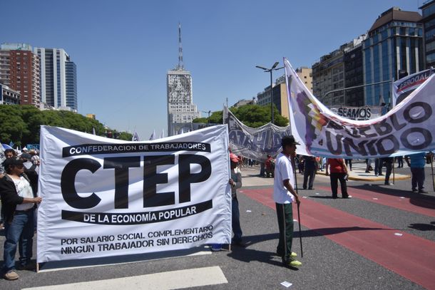 Organizaciones sociales marcharon por la emergencia social