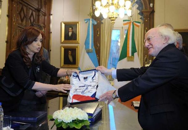 Finalmente la consiguió: el presidente de Irlanda recibió la camiseta de Boca