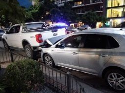 un borracho se incrusto con un auto en una 4x4 estacionada en pleno palermo chico