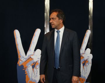 Scioli se prueba el traje de Presidente en su viaje a Cuba