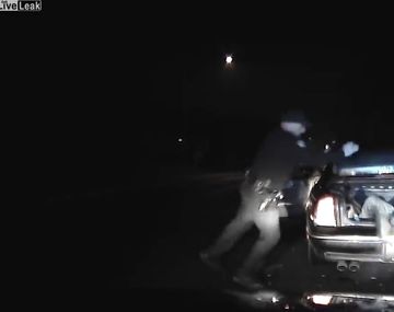 Detuvo un auto para interrogar al conductor y se encontró con un fugitivo en el baúl