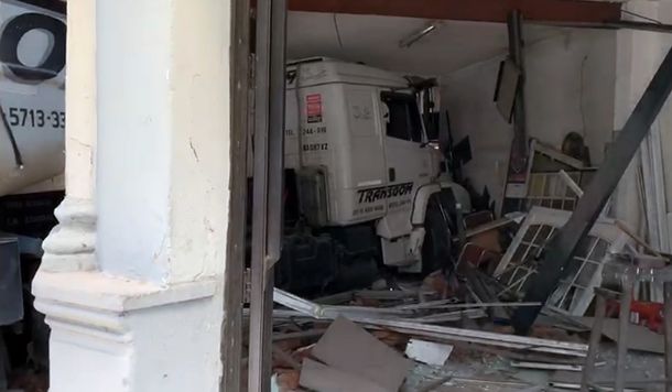 Parque Patricios: un camión se incrustó en un negocio tras chocar con un colectivo