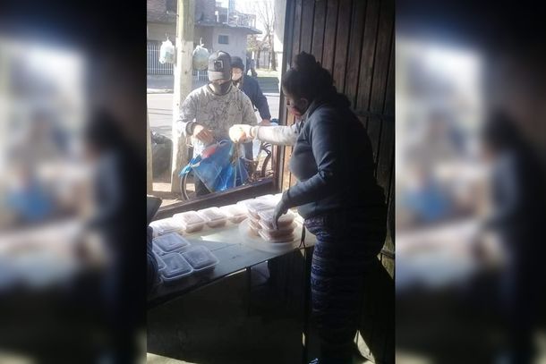 Creó un merendero en su casa para alimentar a sus vecinos  y pide ayuda para seguir asistiendo a más de 80 familias