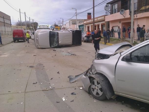Choque y vuelco en las puertas de un colegio: piden reductores y cartelería