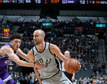 Manu Ginóbili atacando en la victoria de los Spurs ante Sacramento Kings