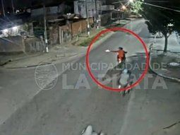 Estremecedor video: un grupo de motoqueros baleó a un joven en La Plata