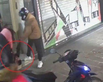 Video: intentó robar en un edificio de La Plata y los vecinos casi lo linchan