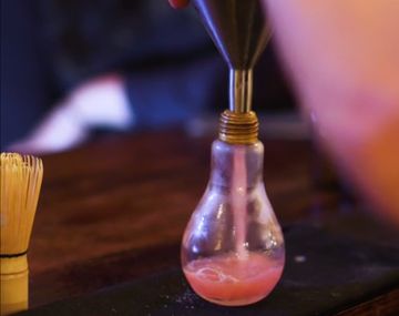 Que vuelvan los frascos: ahora sirven tragos en bombitas de luz