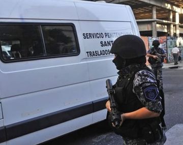 Éste es el móvil penitenciario atacado a balazos