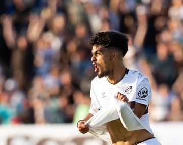 Platense goleó 3-0 a Racing y profundizó la racha negativa de la Academia