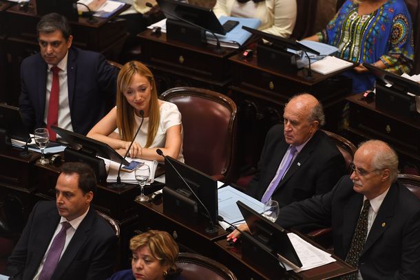 Oscar Parrilli flanqueado por Anabel Fernández Sagasti y Jorge Taiana