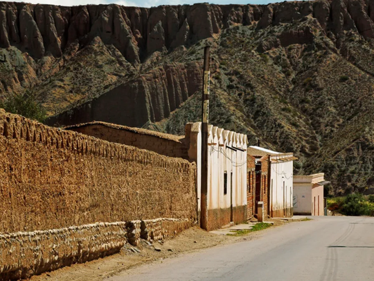 El destino con hasta 5000 metros, rodeado de cerros y también secan pimientos al sol.