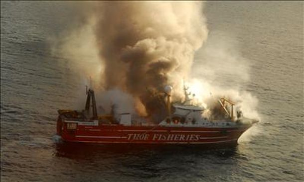 Barco incendiado_EFE