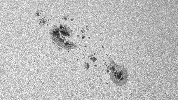 Descubren una mancha solar doce veces más grande que la Tierra