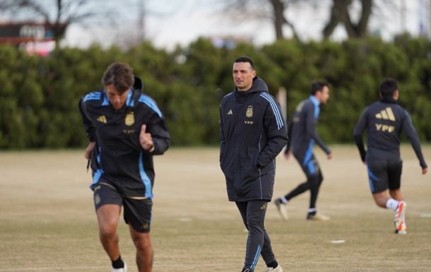 Los 26 de Scaloni: los dos futbolistas que entrenan en Ezeiza y se acercan al Mundial 2026